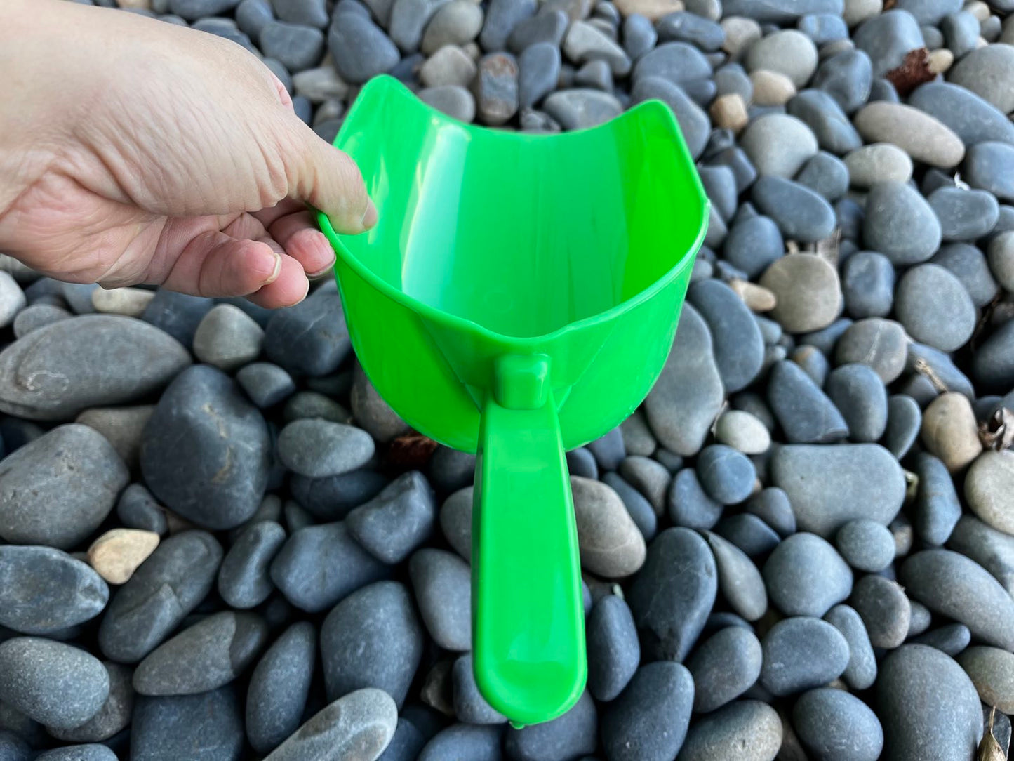 NZ Stock Plastic Thickened Feed & Play Shovel – For Pig Feeding, Sand & Snow Play - KiwisLove