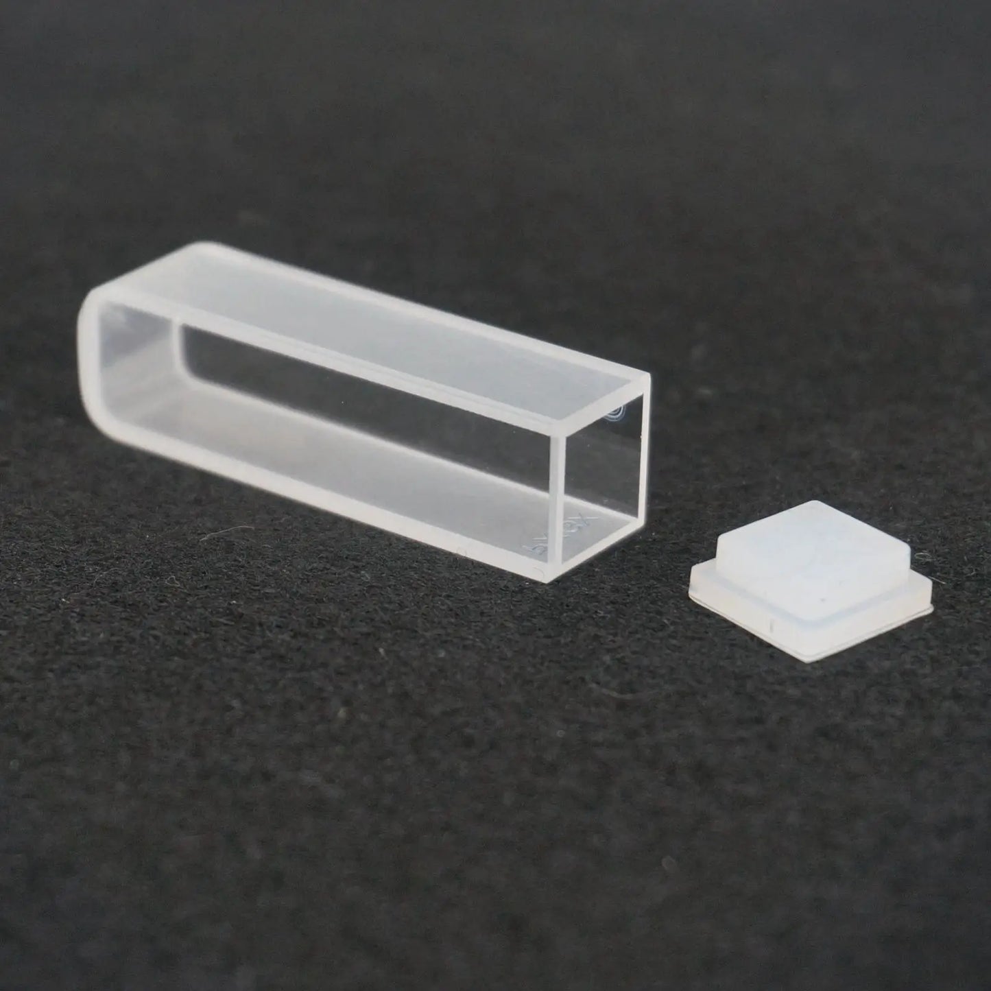 Acid and Alkali Resistant A Box With 2pcs 3.5ml 10mm Path Length JGS1 Quartz Cuvette Cell With Lid For Spectrophotometers - KiwisLove