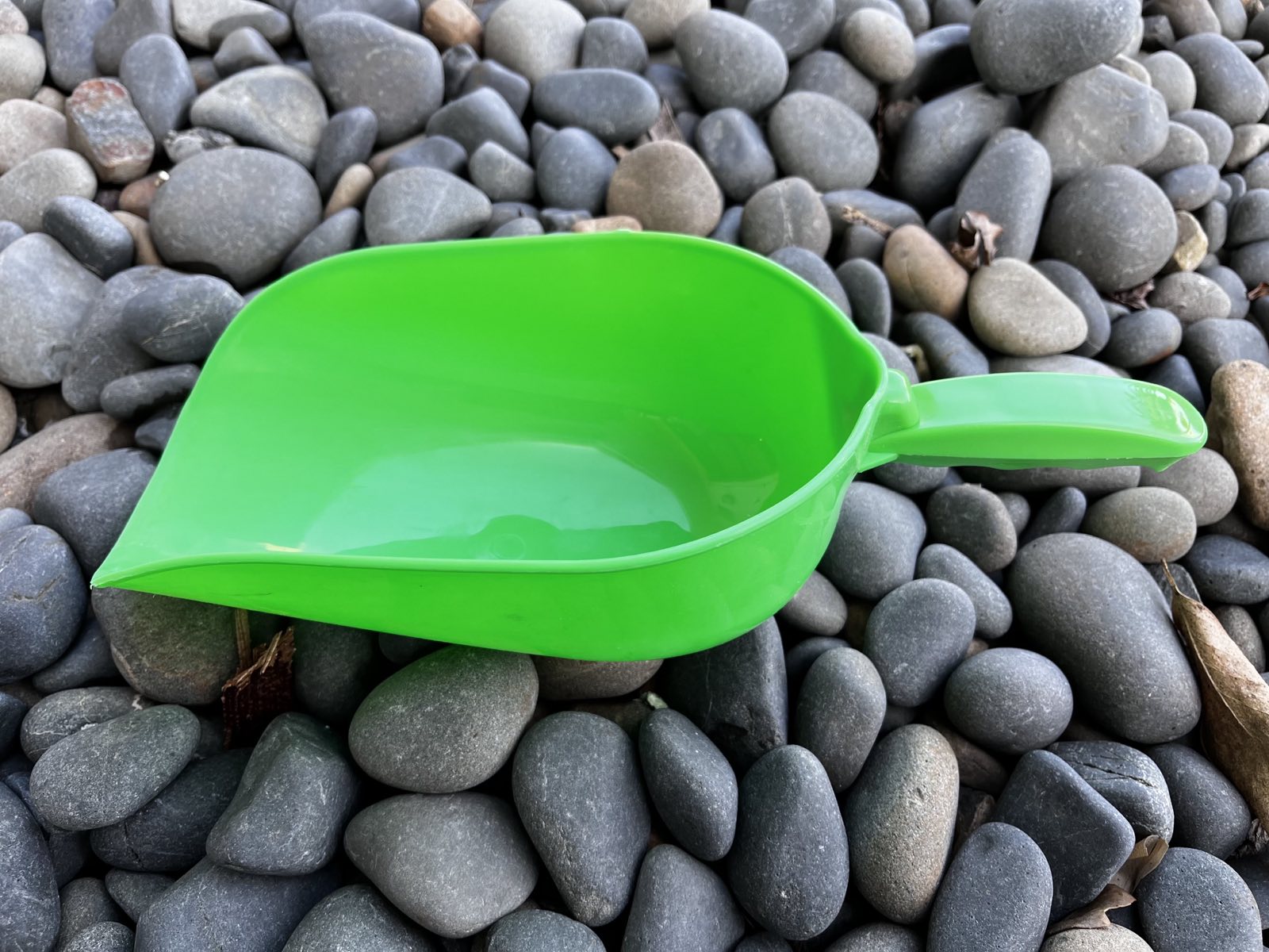 &nbsp;Thickened Plastic Shovel Set for Pig Feeding and Kids Snow/Sand Play