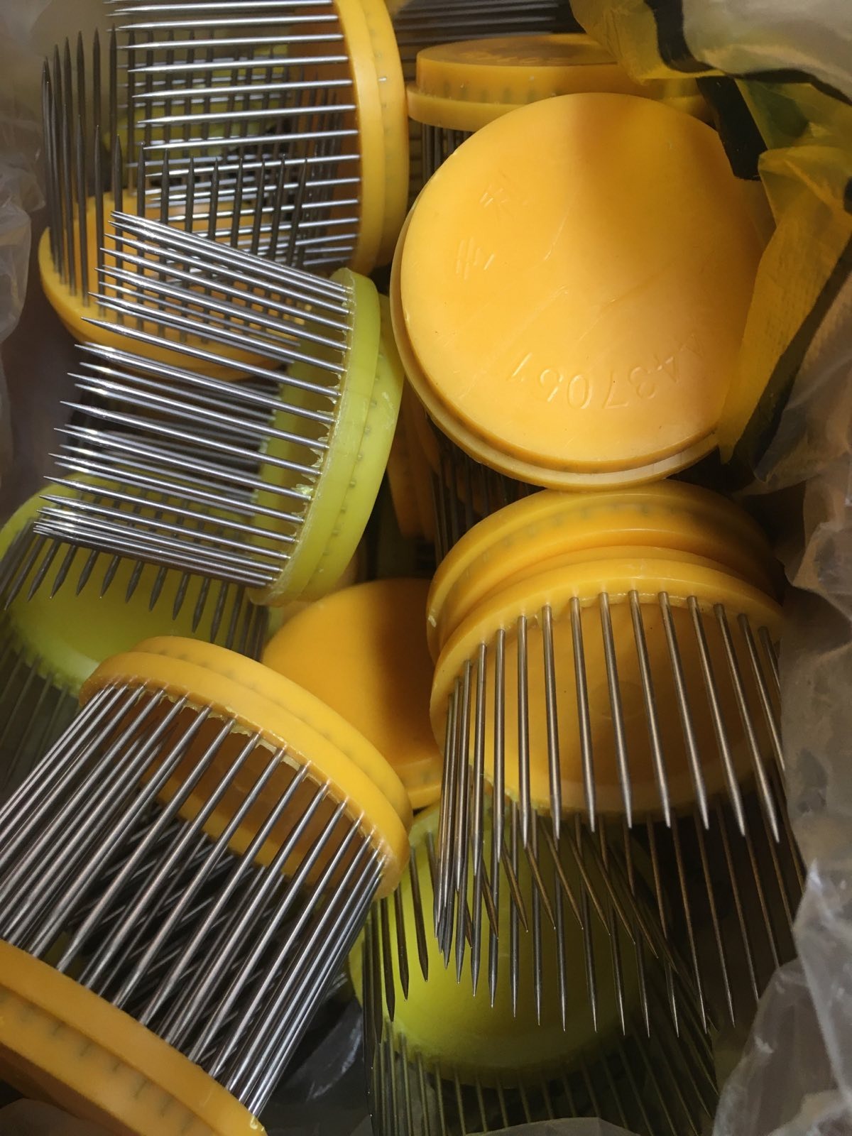 6 Pcs Beekeeping King Cage Prisoners Bee Pin style Random Color - KiwisLove