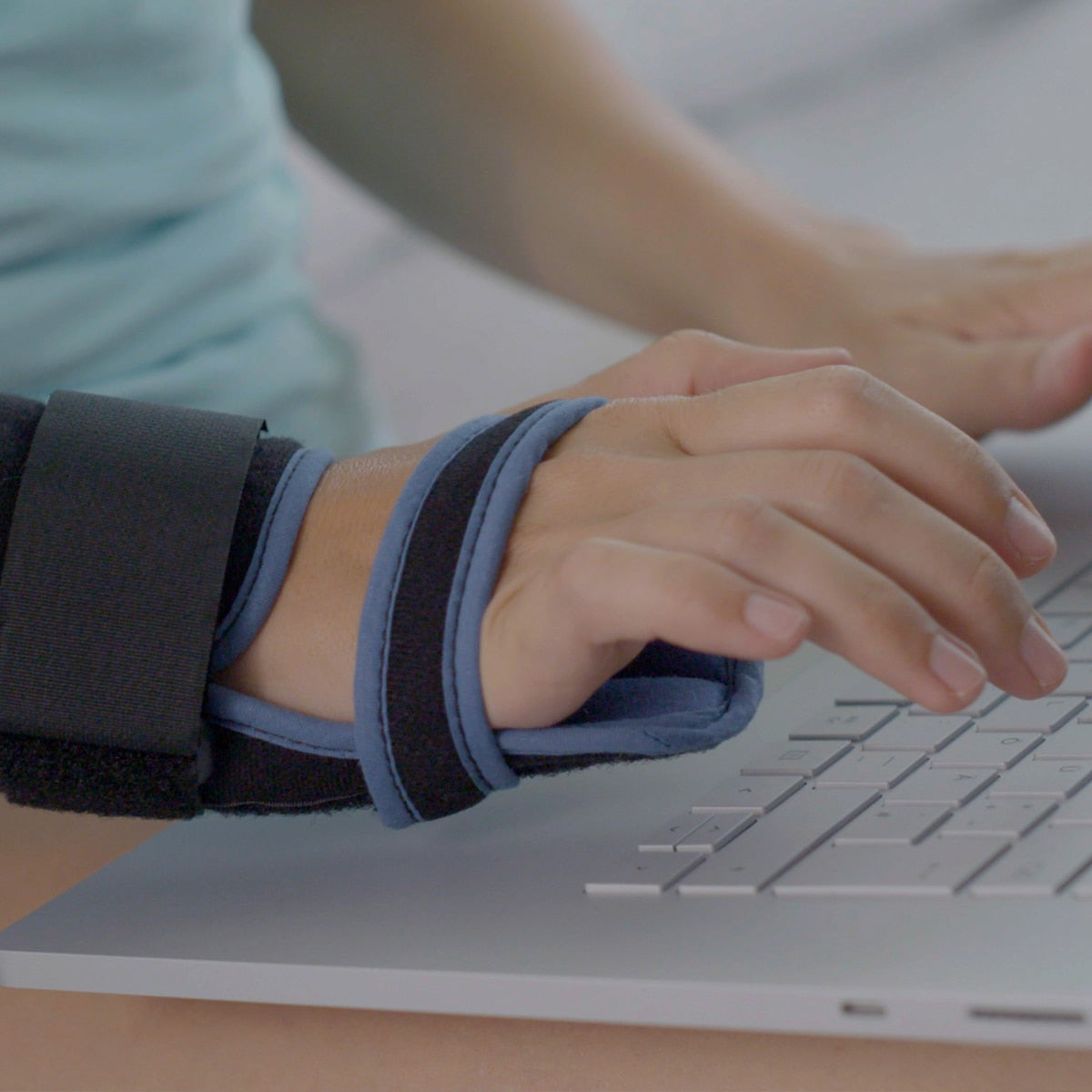 VELPEAU Professional Wrist Protector for Wrist Sprain Arthritis Fracture Bone - KiwisLove